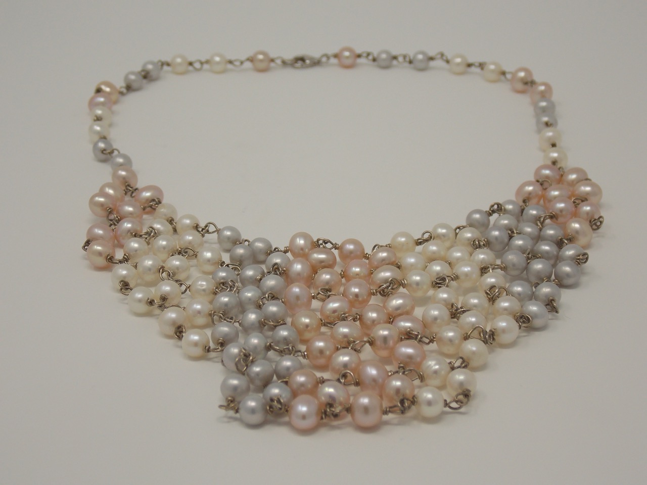Bavaglino bimba con organza e stampa collana di perle